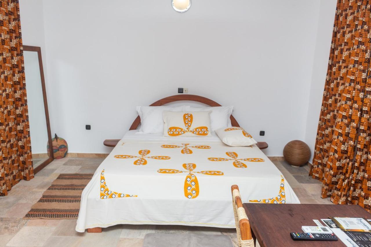 Hotel Otsunami Lomé Buitenkant foto